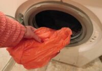 Es mazgāju veļu veļas mašīnā kopā ar plastmasas maisiņu