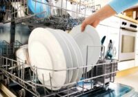 Kāpēc nedrīkst skalot traukus pirms to ievietošanas trauku mazgājamajā mašīnā